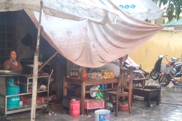 Thành phố Sầm Sơn: Hàng quán vỉa hè vẫn ngang nhiên bày bán, bất chấp lệnh cấm - Anh 2