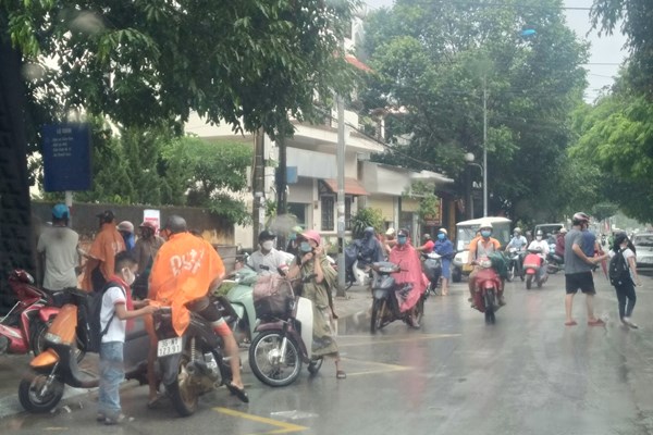 Thành phố Sầm Sơn: Hàng quán vỉa hè vẫn ngang nhiên bày bán, bất chấp lệnh cấm - Anh 3