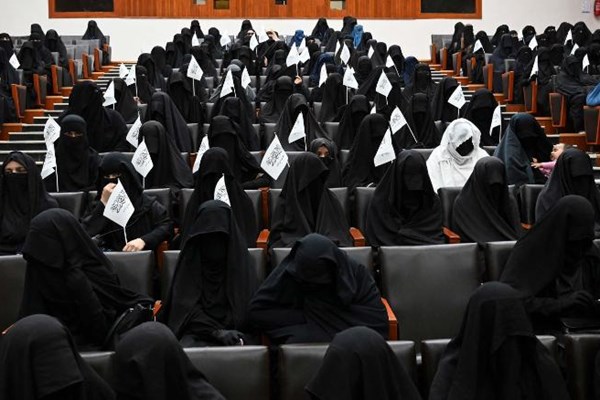 Phụ nữ Afghanistan phản đối lệnh trùm khăn đen của Taliban - Anh 1