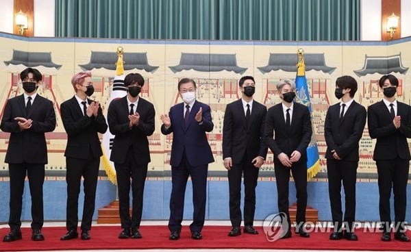 Nhóm nhạc BTS chính thức trở thành đặc phải viên của Tổng thống Hàn Quốc - Anh 1