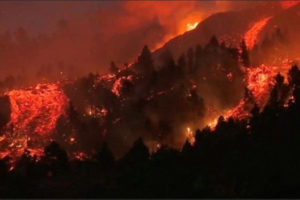 Tây Ban Nha: Núi lửa thức giấc sau 50 năm, 5.000 người phải sơ tán - Anh 1