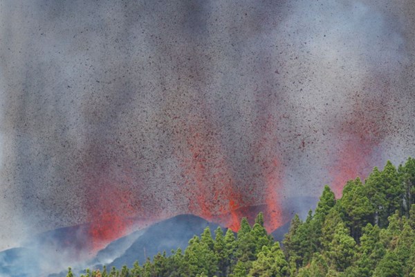 Tây Ban Nha: Núi lửa thức giấc sau 50 năm, 5.000 người phải sơ tán - Anh 2