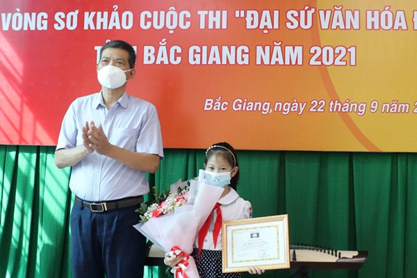 Em Nguyễn Trần Vân Khánh đoạt giải “Đại sứ Văn hóa đọc” tỉnh Bắc Giang - Anh 1
