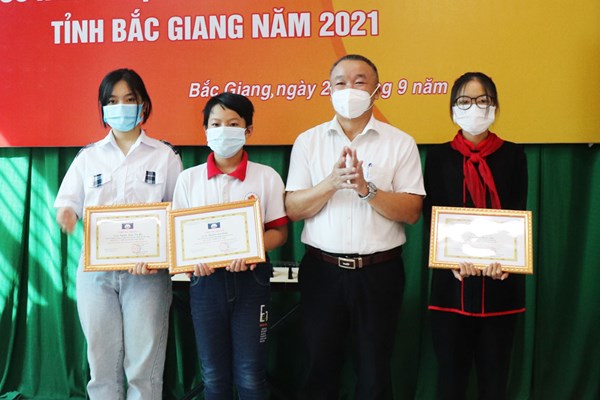 Em Nguyễn Trần Vân Khánh đoạt giải “Đại sứ Văn hóa đọc” tỉnh Bắc Giang - Anh 3