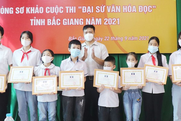 Em Nguyễn Trần Vân Khánh đoạt giải “Đại sứ Văn hóa đọc” tỉnh Bắc Giang - Anh 4