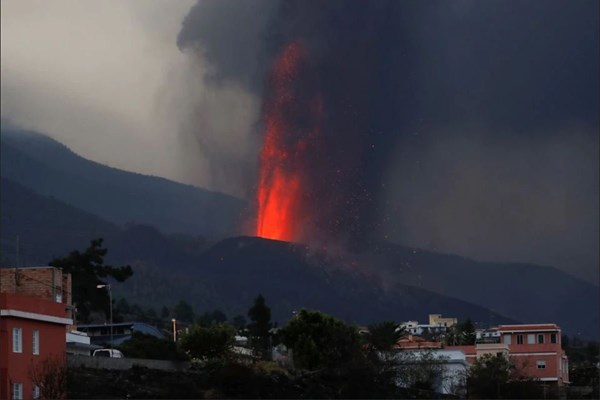 Núi lửa ở Tây Ban Nha phun trào đợt mới - Anh 1