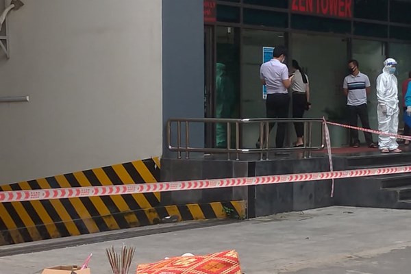 Hà Nội: Rơi từ tầng 6 tòa nhà văn phòng, một người phụ nữ trẻ tử vong - Anh 1