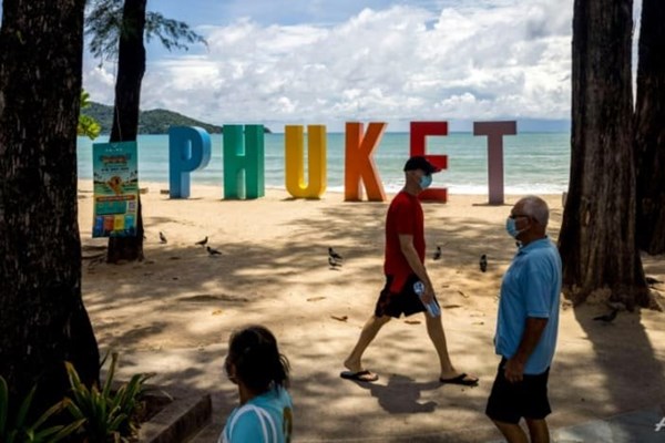 Thái Lan tiếp tục nới lỏng quy định kiểm dịch với khách du lịch đến Phuket - Anh 1