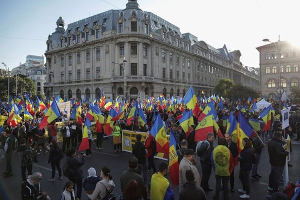 Romania: Hàng nghìn người tham gia biểu tình để phản đối biện pháp hạn chế lây lan Covid-19 - Anh 1