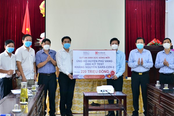 TT-Huế: Tập đoàn BRG hỗ trợ huyện Phú Vang 2.000 kit test kháng nguyên - Anh 1