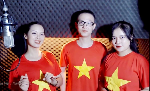 Á hậu Trang Viên cùng dàn nghệ sĩ hòa giọng cổ vũ đội tuyển Việt Nam chiến thắng - Anh 1