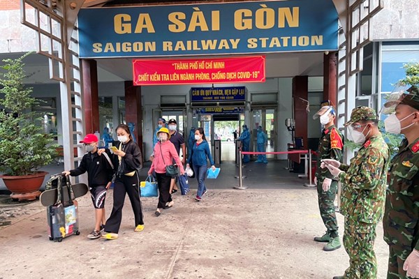 Hai chuyến tàu đưa công dân Quảng Bình về quê - Anh 2