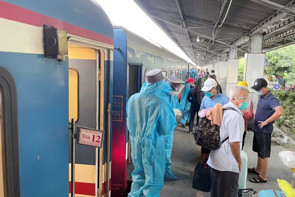 Hai chuyến tàu đưa công dân Quảng Bình về quê - Anh 1