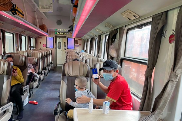 Hai chuyến tàu đưa công dân Quảng Bình về quê - Anh 6