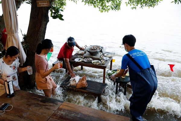 Nhà hàng Thái Lan gây sốt vì để khách ngồi ăn giữa nước lũ - Anh 2