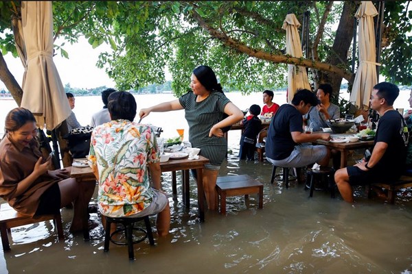 Nhà hàng Thái Lan gây sốt vì để khách ngồi ăn giữa nước lũ - Anh 1