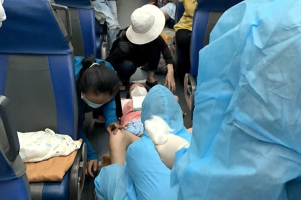 Kịp thời đỡ đẻ cho bà bầu chuyển dạ trên chuyến tàu quê hương về Quảng Bình - Anh 1