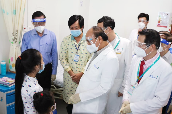 Chủ tịch nước thăm và tặng quà cho các bệnh nhi tại BV Nhi đồng TP.HCM - Anh 2