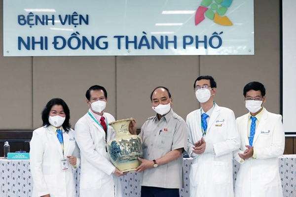 Chủ tịch nước thăm và tặng quà cho các bệnh nhi tại BV Nhi đồng TP.HCM - Anh 3