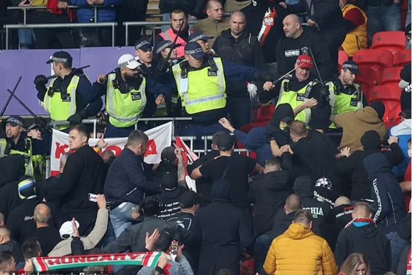 FIFA điều tra vụ bạo lực tại sân vận động Wembley - Anh 1