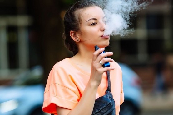 Gia tăng tỷ lệ hút thuốc lá ở phụ nữ trưởng thành - Anh 1