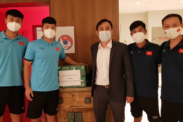 Đại sứ quán Việt Nam tại UAE thăm và tặng quà động viên ĐT U23 Việt Nam - Anh 1