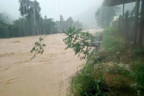 Mực nước trên các sông lên nhanh, Quảng Nam cảnh báo lũ - Anh 2