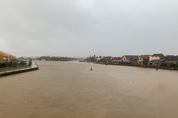 Mực nước trên các sông lên nhanh, Quảng Nam cảnh báo lũ - Anh 1