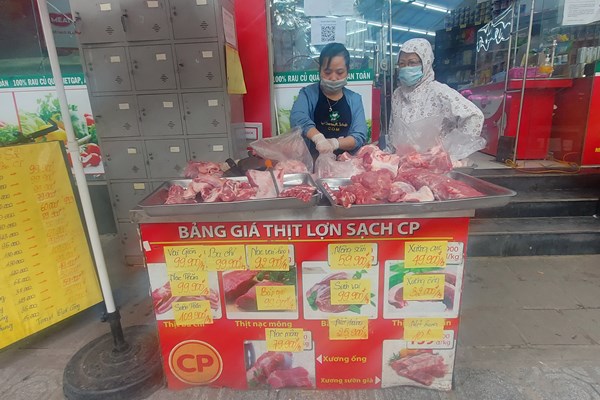 Giá thịt lợn trong siêu thị, hệ thống bán lẻ vẫn ở “trên trời” - Anh 1
