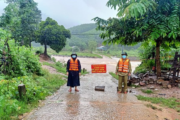 2 người ở Quảng Bình bị nước lũ cuốn mất tích khi qua sông qua suối - Anh 1