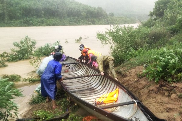 2 người ở Quảng Bình bị nước lũ cuốn mất tích khi qua sông qua suối - Anh 2