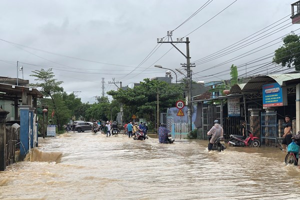Quảng Nam: Mưa lớn, nhiều vùng ngập lũ, nhiều tuyến đường miền núi bị chia cắt - Anh 1