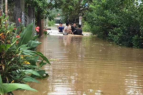 Quảng Nam: Mưa lớn, nhiều vùng ngập lũ, nhiều tuyến đường miền núi bị chia cắt - Anh 4