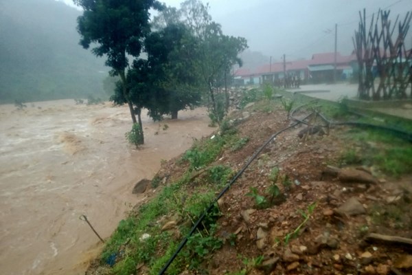 Quảng Nam: Mưa lớn, nhiều vùng ngập lũ, nhiều tuyến đường miền núi bị chia cắt - Anh 2