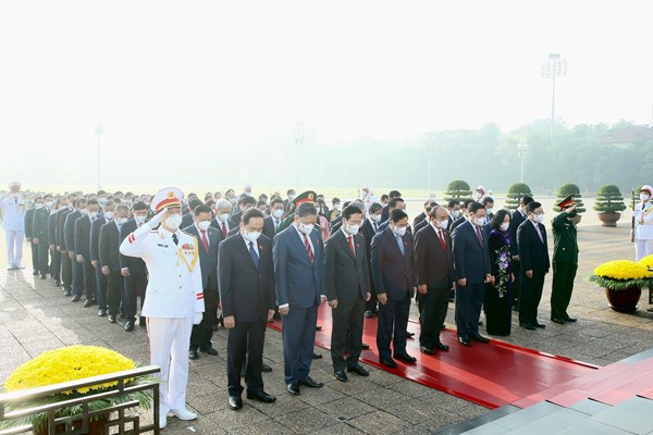 Lãnh đạo Đảng, Nhà nước và các Đại biểu Quốc hội vào Lăng viếng Chủ tịch Hồ Chí Minh - Anh 2