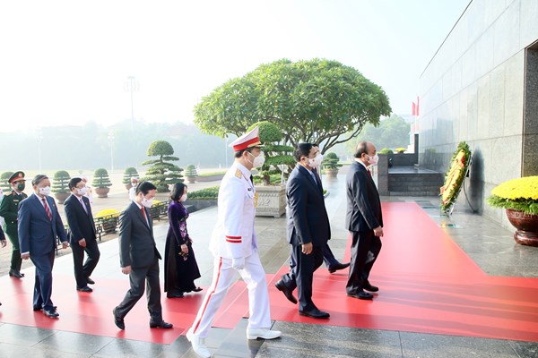 Lãnh đạo Đảng, Nhà nước và các Đại biểu Quốc hội vào Lăng viếng Chủ tịch Hồ Chí Minh - Anh 3
