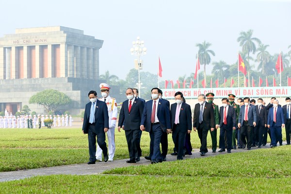 Lãnh đạo Đảng, Nhà nước và các Đại biểu Quốc hội vào Lăng viếng Chủ tịch Hồ Chí Minh - Anh 4