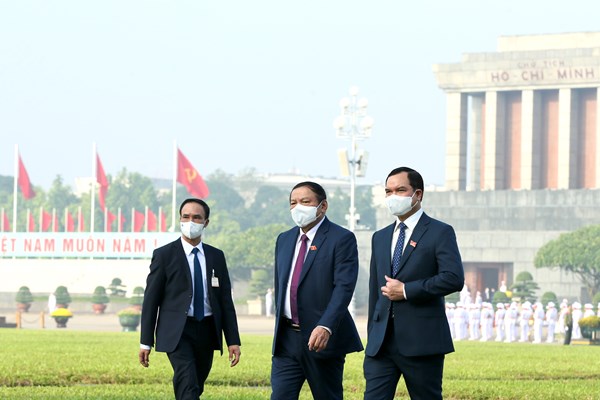 Lãnh đạo Đảng, Nhà nước và các Đại biểu Quốc hội vào Lăng viếng Chủ tịch Hồ Chí Minh - Anh 5