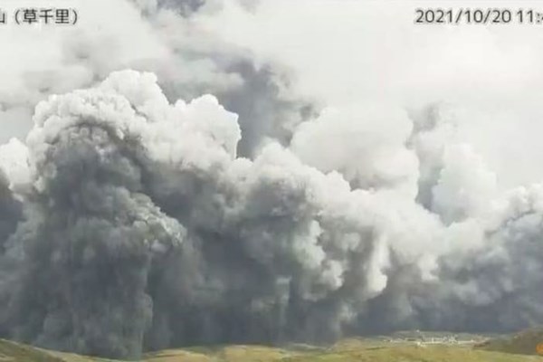 Núi lửa Aso của Nhật Bản phun trào - Anh 1