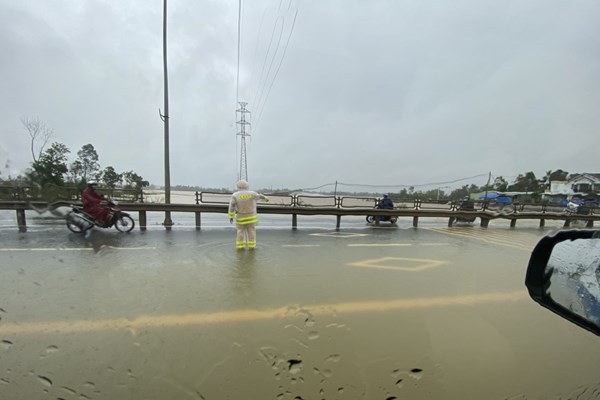 Quảng Ngãi, Quảng Nam mưa lớn, nhiều vùng ngập cục bộ - Anh 7