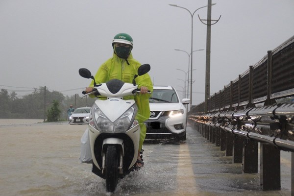 Quảng Nam: Nước tràn Quốc lộ 1A, người dân vùng thấp trũng lo dọn dẹp tránh lũ - Anh 3