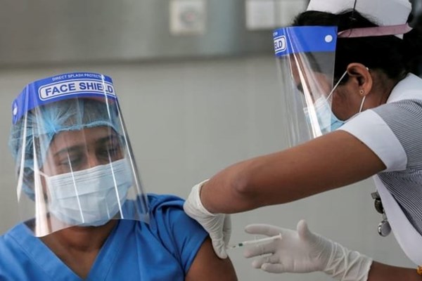 Sri Lanka tiêm mũi tăng cường vắc xin ngừa Covid-19 cho nhân viên du lịch - Anh 1