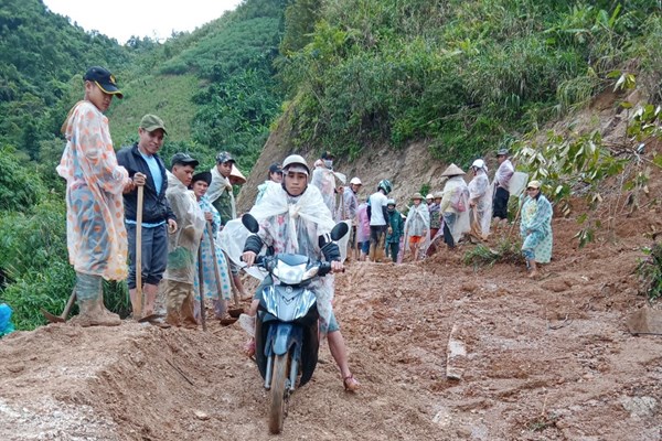 Nam Trà My (Quảng Nam): Sạt lở hư hại nhà dân, sơ tán khẩn cấp hơn 150 hộ - Anh 3