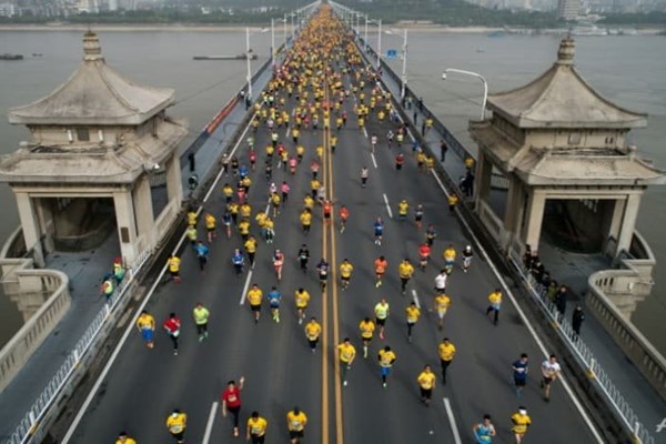 Trung Quốc hoãn cuộc thi chạy marathon sau khi số ca Covid-19 tăng - Anh 1