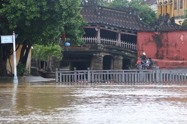 Quảng Nam: Mưa lũ làm 5.373 ngôi nhà bị ngập, 2.5035 người dân phải sơ tán - Anh 2