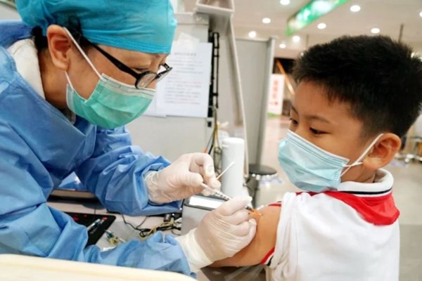 Trung Quốc cấp phép tiêm vắcxin ngừa Covid-19 cho trẻ từ 3 tuổi - Anh 1