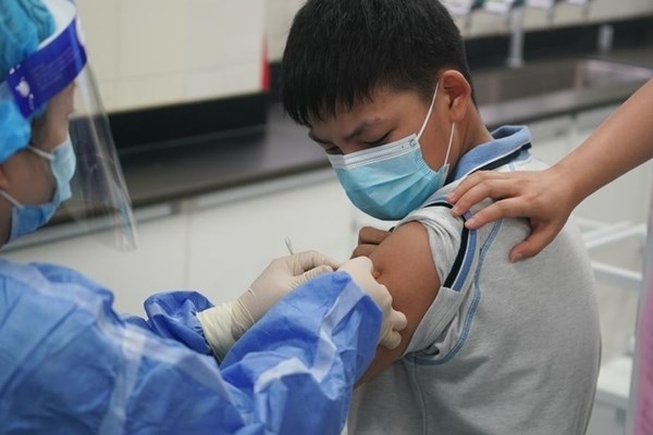 Từ tháng 11.2021, tiêm vắc xin Comirnaty cho trẻ em 16-17 tuổi - Anh 1