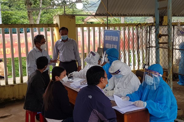 159 trường hợp test nhanh dương tính với SARS-CoV-2 tại một trường học ở huyện Nam Trà My - Anh 1