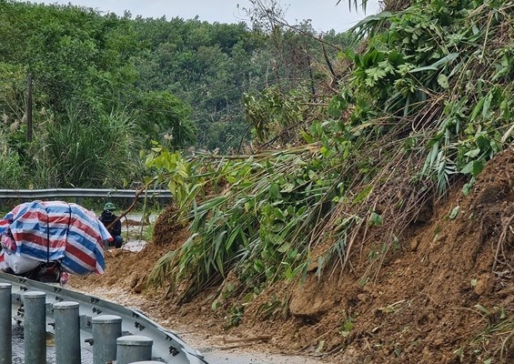 Quảng Ngãi: Sạt lở đèo Eo Chim, hơn 2.200 người dân bị cô lập - Anh 4