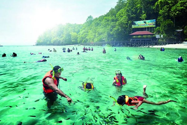 Malaysia hy vọng mở cửa hoàn toàn du lịch cho khách quốc tế vào tháng 12 - Anh 1